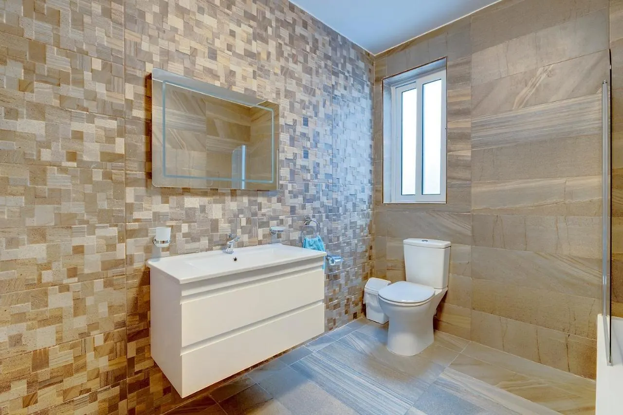 Deluxe Apartment Steps To St George'S Bay Saint Julian's