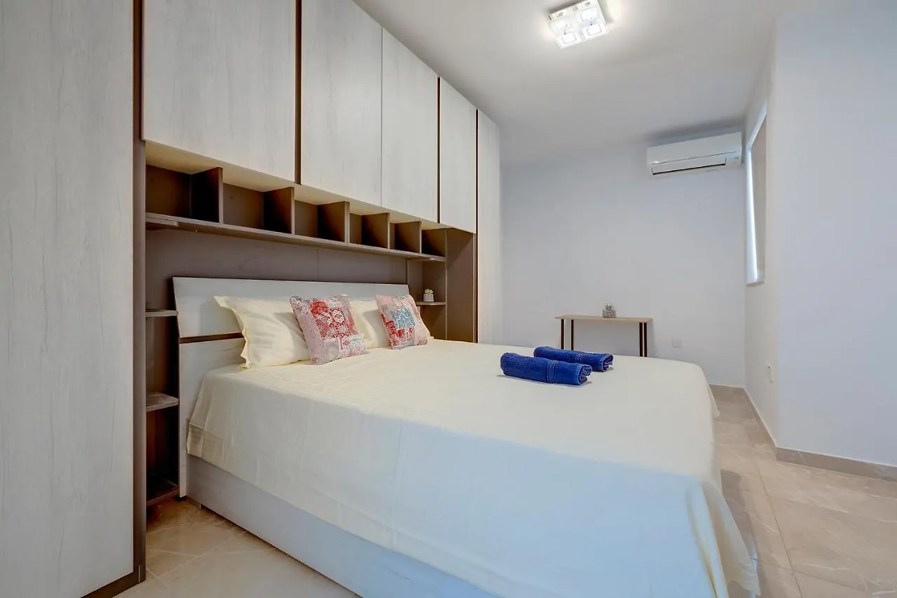 Deluxe Apartment Steps To St George'S Bay Saint Julian's