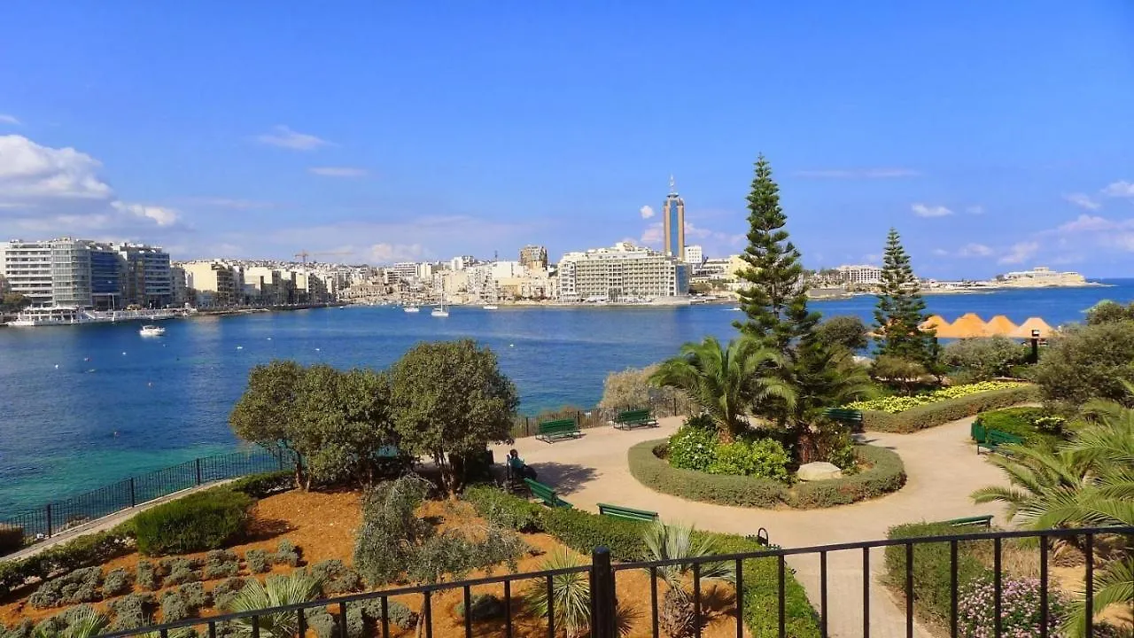 Deluxe Apartment Steps To St George'S Bay Saint Julian's